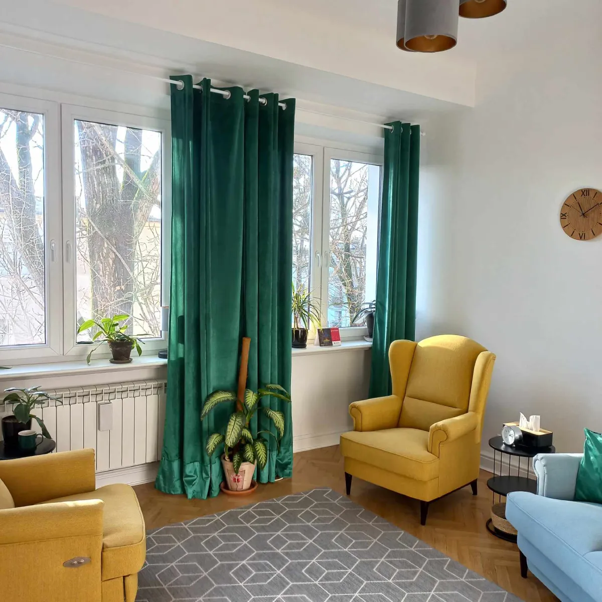 Wnętrze Gabinetu Diagnozy i Terapii 7emocji w Warszawie -bezpieczna przestrzeń do psychoterapii dorosłych i młodzieży.